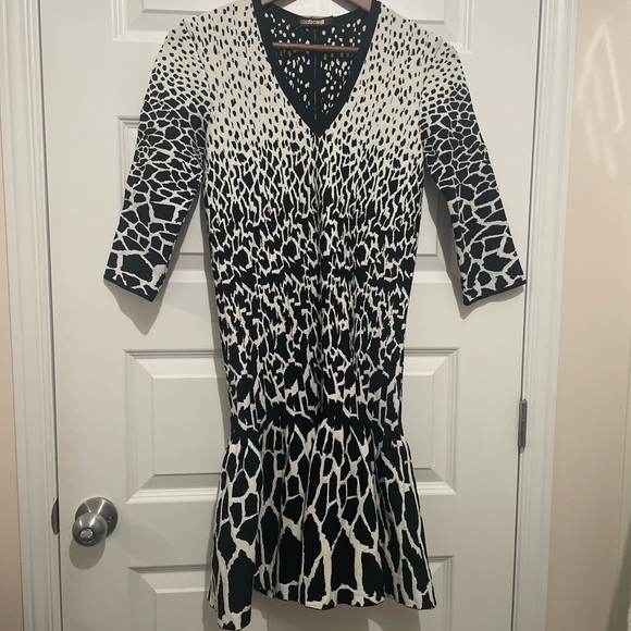 Roberto Cavalli dress SIZE S.Tent Dress
Black.Three-Quarter Sleeve with V-Neck. - Picture 9 of 16